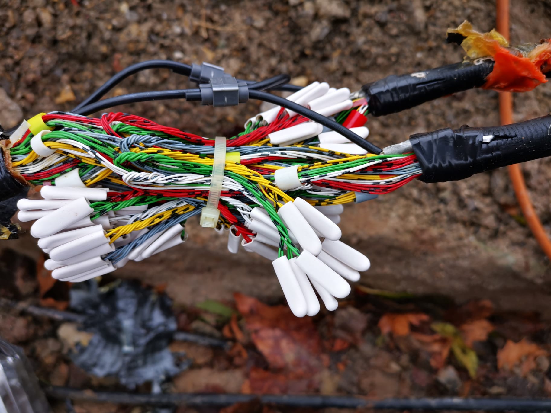 Bagger Firma SAM aus Pforzheim Grube Graben Erde Erdbau Tiefbau Strom Wasser Leitungen Glasfaser Kupfer TelBagger Firma SAM aus Pforzheim Grube Graben Erde Erdbau Tiefbau Strom Wasser Leitungen Glasfaser Kupfer Telekommunikation